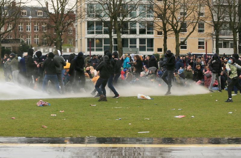 &copy; Reuters. الشرطة الهولندية تعتقل 240 شخصا مع تحول احتجاجات ضد العزل العام إلى عنف