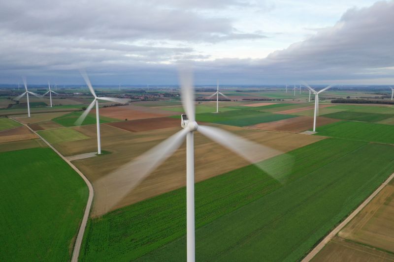 © Reuters. FILE PHOTO: An aerial view shows power-generating windmill turbines in a wind farm in Morchies