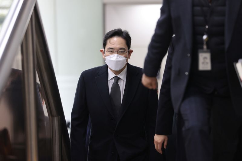 &copy; Reuters. Samsung Group heir Jay Y. Lee arrives at a court in Seoul