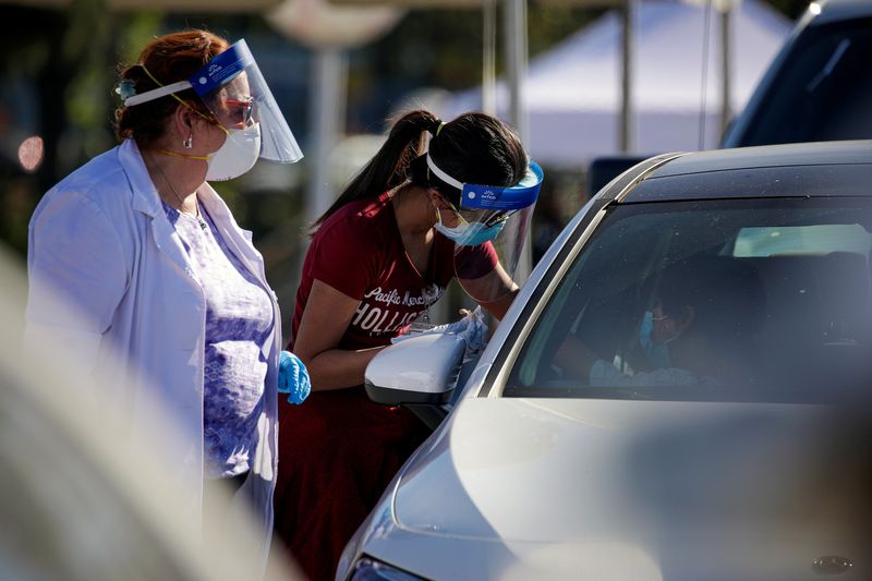&copy; Reuters. FILE PHOTO: COVID-19 mass-vaccination of healthcare workers takes place at Dodger Stadium in Los Angeles
