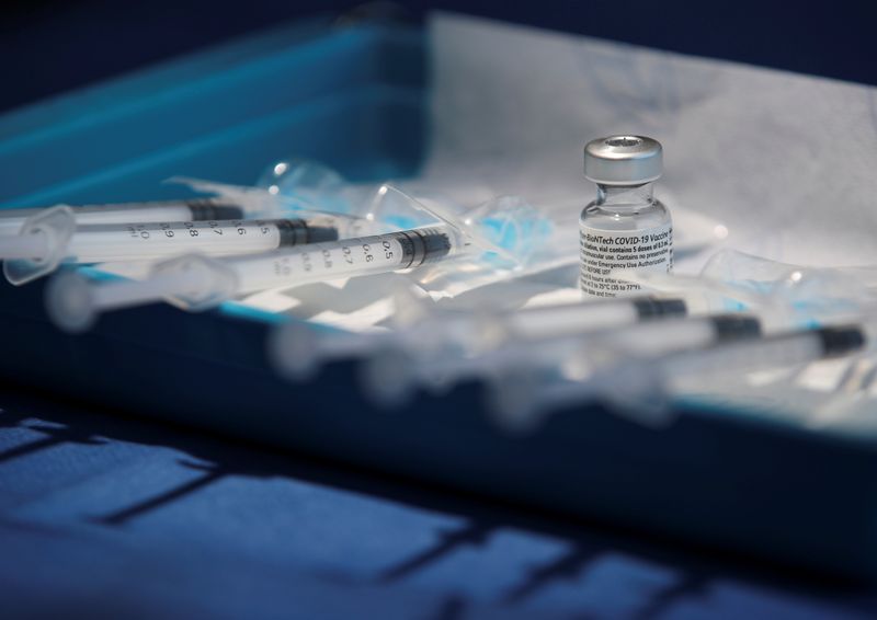 &copy; Reuters. FOTO DE ARCHIVO: Jeringas médicas llenas con dosis de la vacunda de COVID-19 de Pfizer-BioNTech en Bruselas