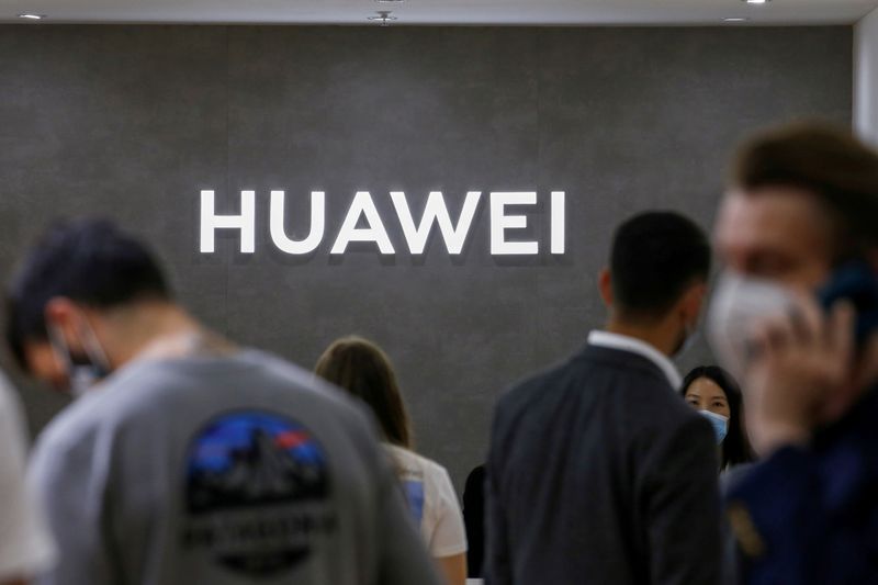 © Reuters. FILE PHOTO: The Huawei logo is seen at the IFA consumer technology fair, in Berlin