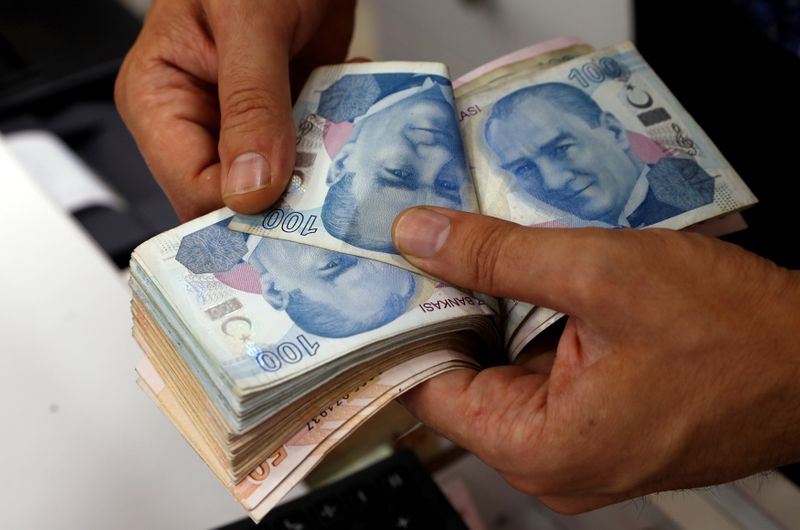 &copy; Reuters. FILE PHOTO: A money changer counts Turkish lira banknotes at a currency exchange office in Istanbul