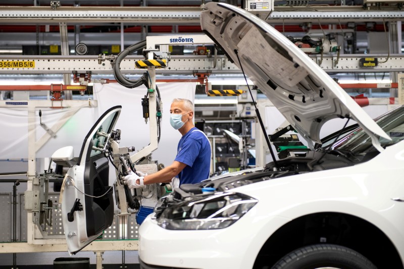 &copy; Reuters. FOTO DE ARCHIVO: Un trabajador en la línea de montaje de Volkswagen después de que VW vuelva a poner en marcha la mayor fábrica de automóviles de Europa tras el cierre por coronavirus en Wolfsburgo
