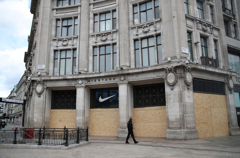 © Reuters. Shops are seen boarded up in Oxford Street, in London