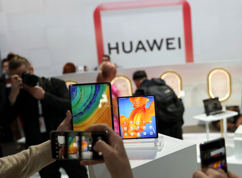 &copy; Reuters. People take pictures of Huawei Mate Xs foldable smartphone and a Huawei MatePad Pro during Huawei product launch event in Barcelona