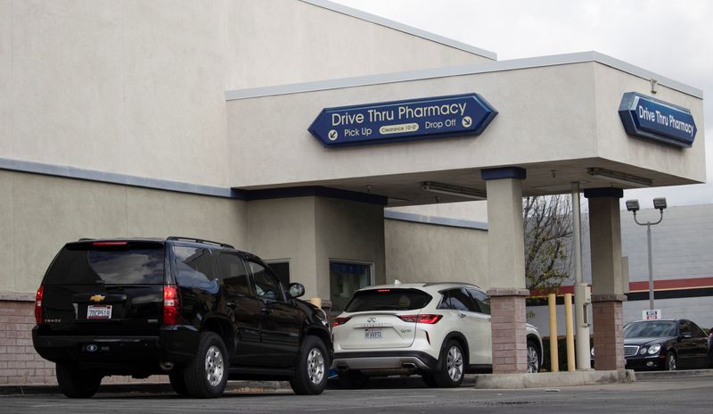 &copy; Reuters. Vehicles line up at a self-swabbing coronavirus disease (COVID-19) test at a Rite Aid drive-thru during the outbreak of COVID-19, in Pasadena