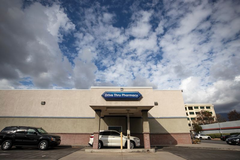 © Reuters. Vehicles line up at a self-swabbing coronavirus disease (COVID-19) test at a Rite Aid drive-thru during the outbreak of COVID-19, in Pasadena