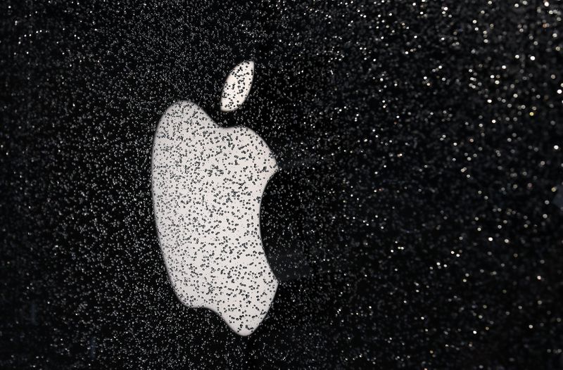&copy; Reuters. Apple&apos;s logo is seen outside flagship store downtown Milan