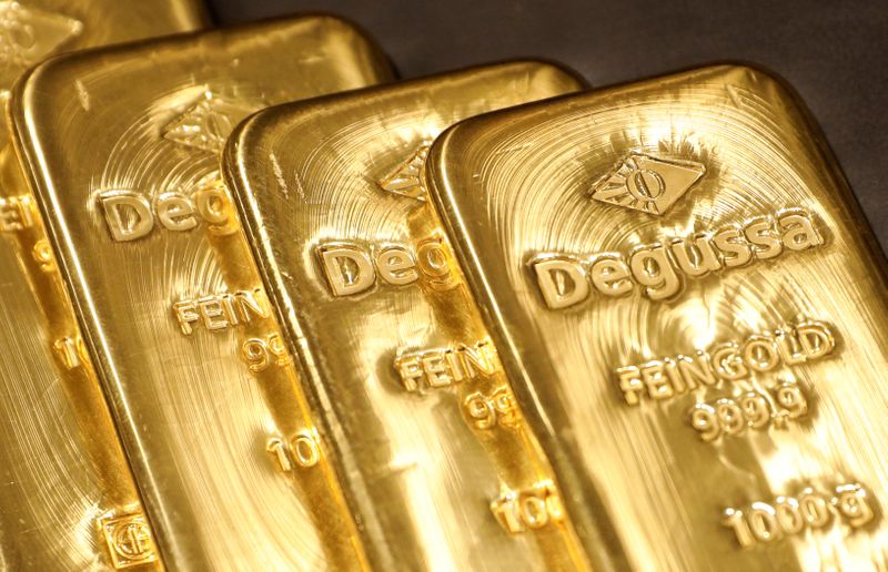Цены на золото выросли благодаря слабому доллару, в фокусе - стимулы Байдена