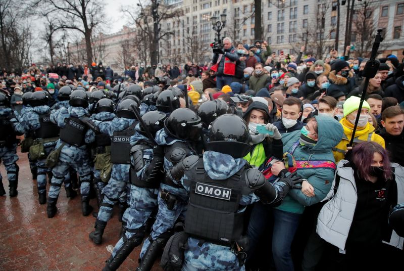&copy; Reuters. Navalny supporters protest his arrest
