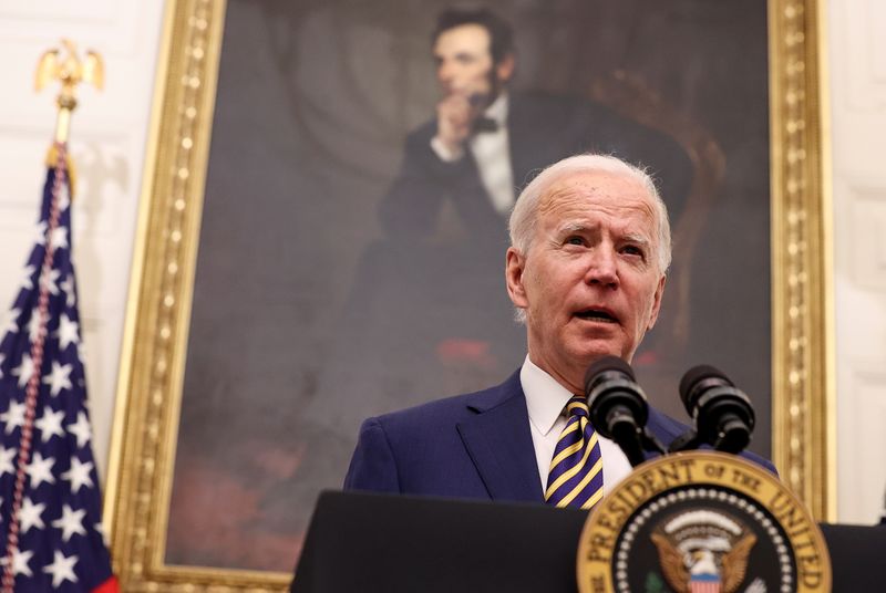 &copy; Reuters. FOTO DE ARCHIVO. El presidente de Estados Unidos, Joe Biden, habla con la prensa en la Casa Blanca, en Washington DC, EEUU