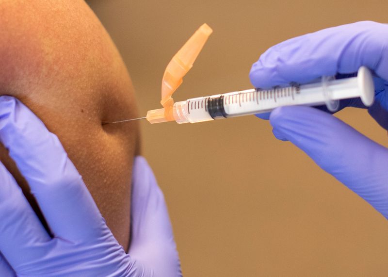 &copy; Reuters. Un vigile del fuoco CalFire riceve la prima dose del vaccino Moderna contro il Covid-19 a El Cajon
