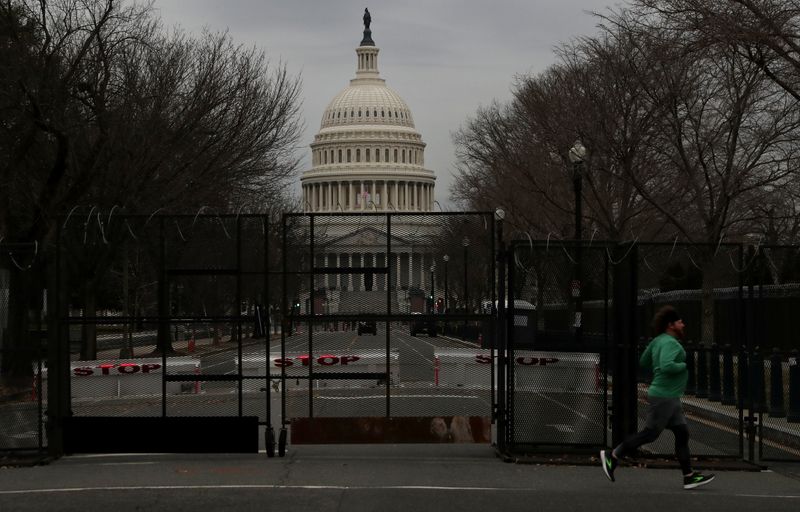 © Reuters. The U.S. Capitol building is seen behind barbed wire fences in Washington, U.S.
