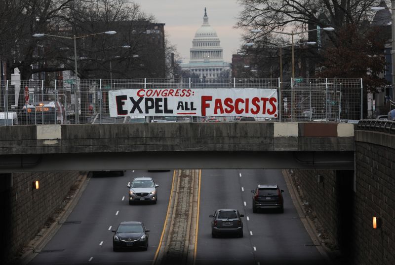 © Reuters. A banner with a message for members of the U.S.  Congress hangs over a popular thoroughfare in Washington