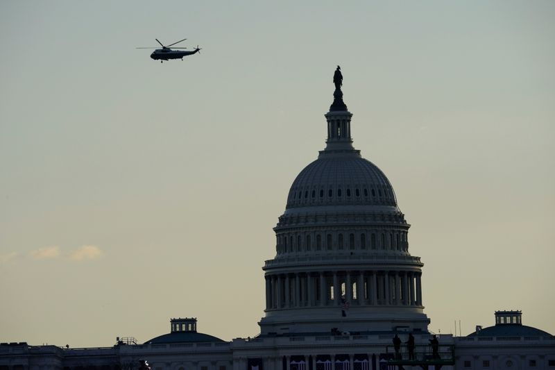 &copy; Reuters. Un elicottero sorvola il Campidoglio statunitense, a Washington D.C.