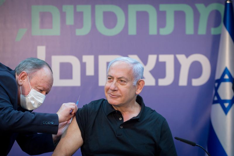 &copy; Reuters. Primeiro-ministro de Israel, Benjamin Netanyahu, recebe vacina contra Covid-19