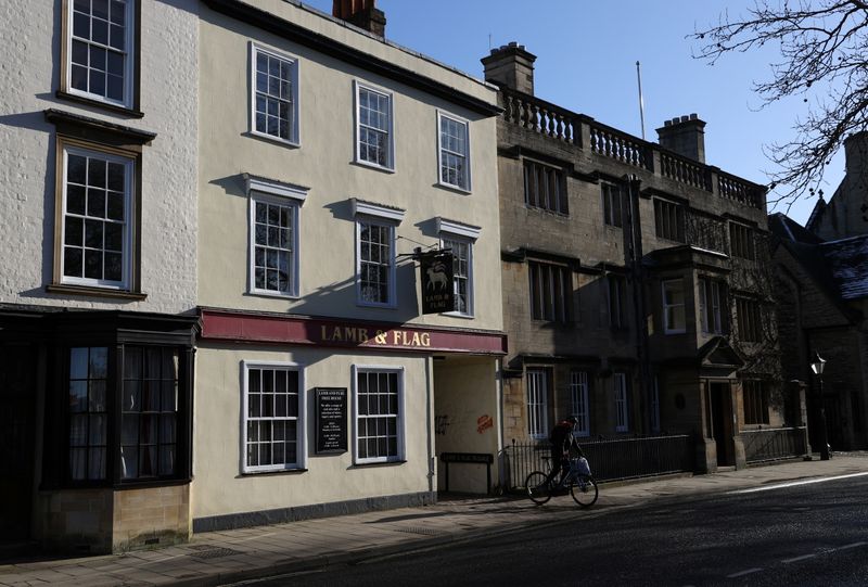 &copy; Reuters. Pub Lamb and Flag em Oxford