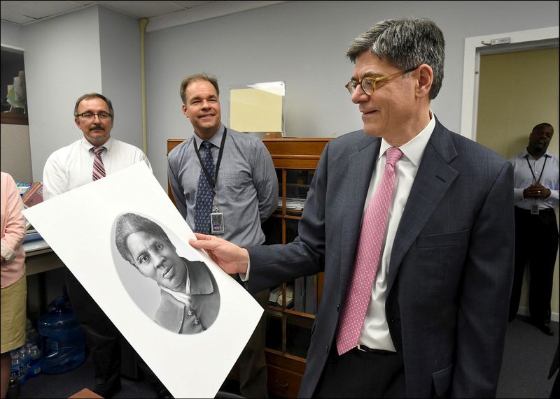 &copy; Reuters. FILE PHOTO: Handout Photo shows U.S. Secretary Lew looking at rendering of Harriet Tubman during visit to the Bureau of Engraving and Printing in Washington