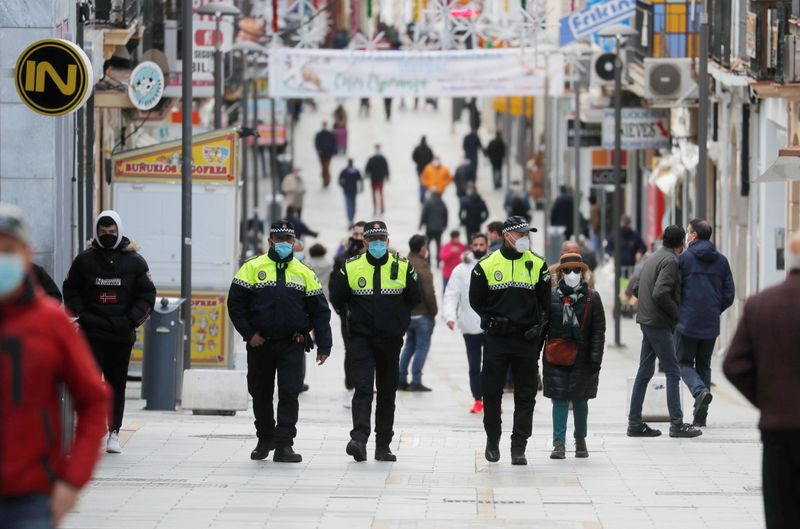 &copy; Reuters. スペイン、コロナ新規感染が最多更新　オランダで抗議デモ続く