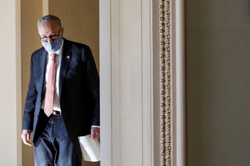 &copy; Reuters. Foto de archivo del líder de la mayoría del Senado, Chuck Schumer, saliendo de su oficina en el Capitolio