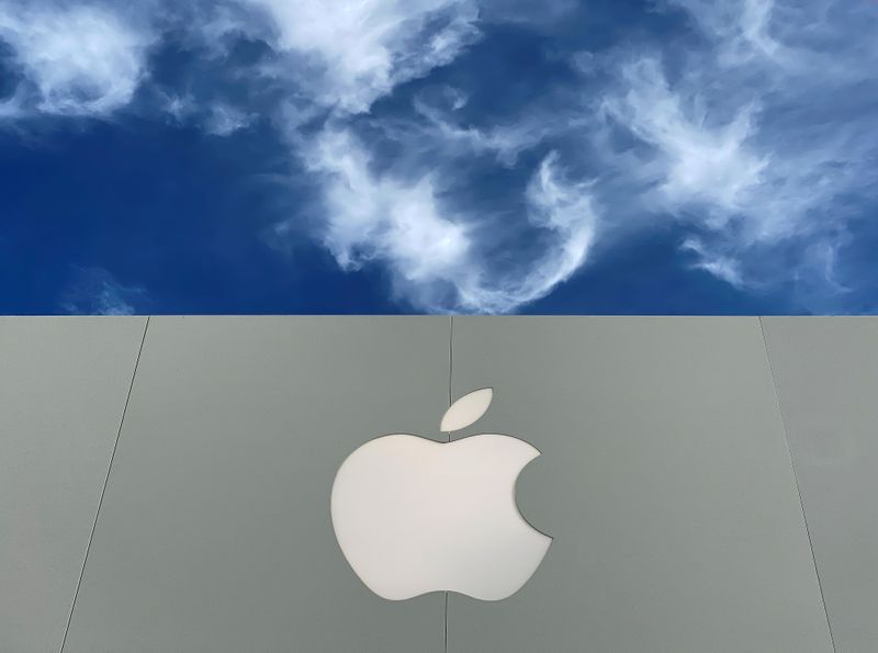 &copy; Reuters. FILE PHOTO: The Apple logo is shown atop an Apple store at a shopping mall in La Jolla, California