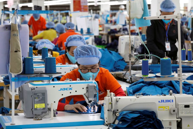 &copy; Reuters. FILE PHOTO: Workers make garment products for export at a factory in Hung Yen province, Vietnam