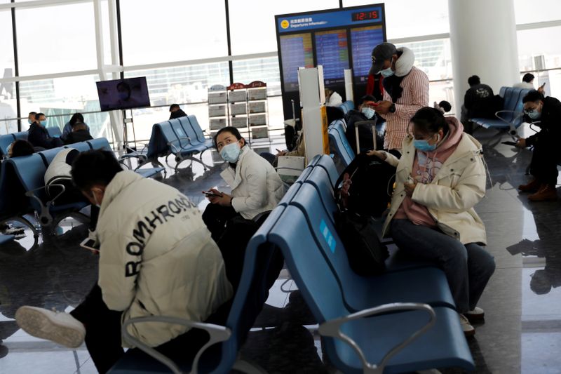© Reuters. FILE PHOTO: Travellers at Wuhan Tianhe International Airport