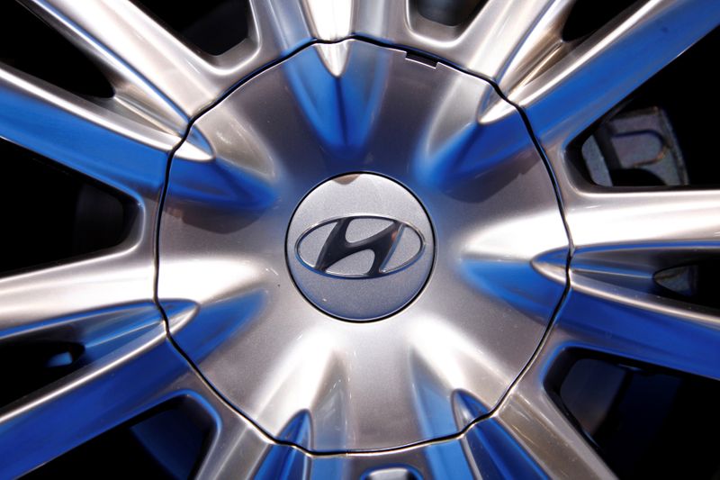 © Reuters. FILE PHOTO: The wheel cover of a Hyundai Genesis is seen during the Chicago Auto Show