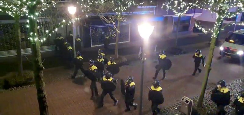 &copy; Reuters. الشرطة الهولندية تعتقل 150 في ثالث ليلة من أعمال العنف بسبب حظر التجول