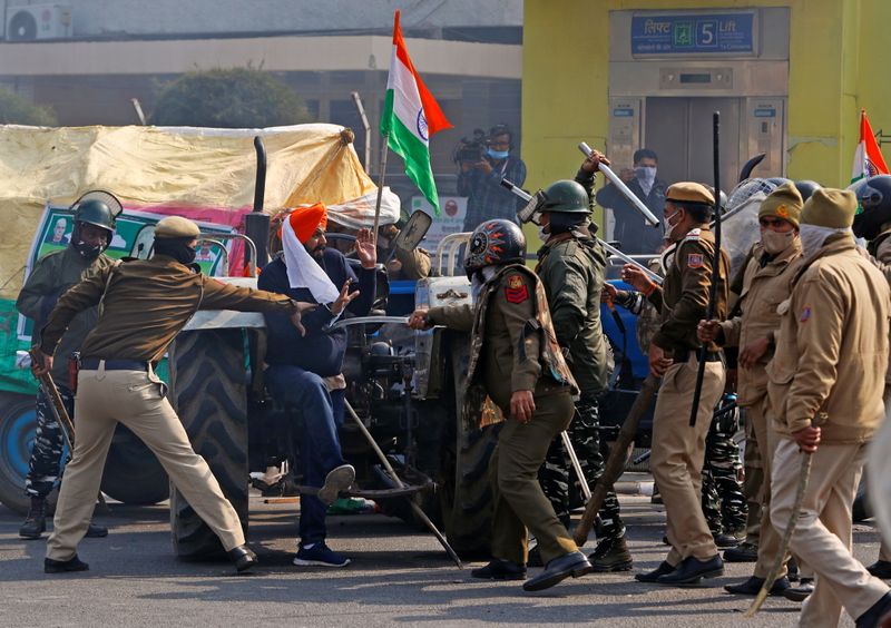 &copy; Reuters. インド農家デモ隊、首都で警官と衝突　催涙ガスで鎮圧