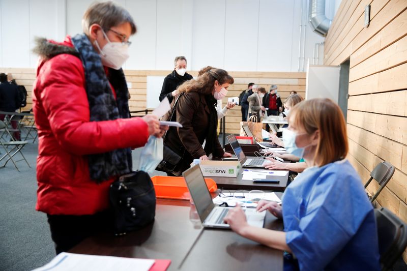 &copy; Reuters. Trabajadores de la salud registrándose para recibir la vacuna COVID-19 de Pfizer-BioNTech en un centro de vacunación dentro de un gimnasio en Taverny cerca de París, Francia, el 9 de enero de 2021