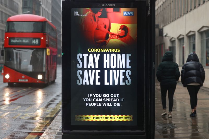 &copy; Reuters. Un autobús pasa junto a un anuncio de la Campaña de Salud Pública en el centro de Londres