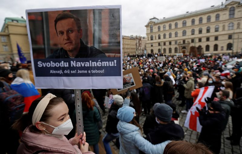 &copy; Reuters. Navalny supporters protest his arrest in Prague