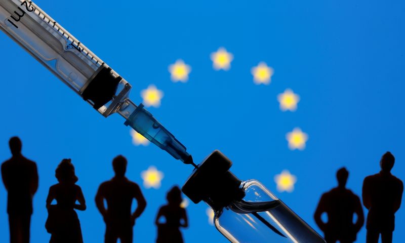 &copy; Reuters. Una fiala, una siringa e degli omini disposti davanti alla bandiera della Ue. Immagine a scopo illustrativo
