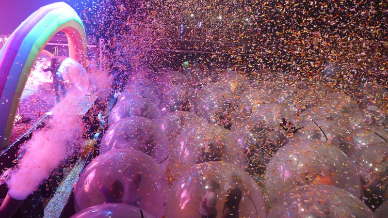 © Reuters. Flaming Lips give socially-distanced 