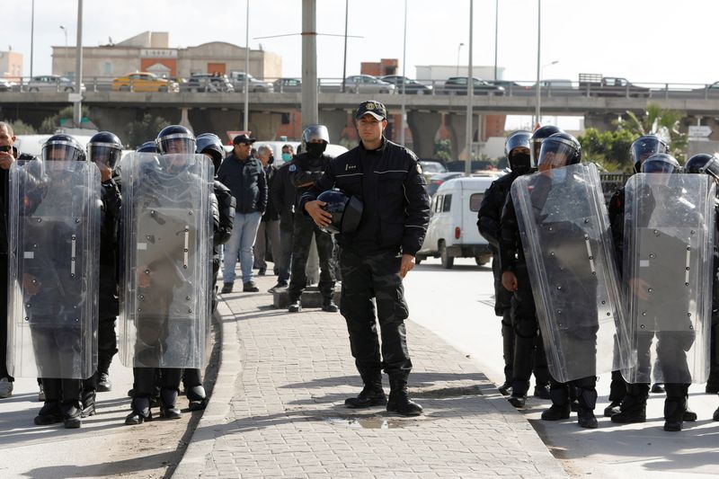 © Reuters. الشرطة التونسية تطلق مدافع المياه على محتجين أمام البرلمان