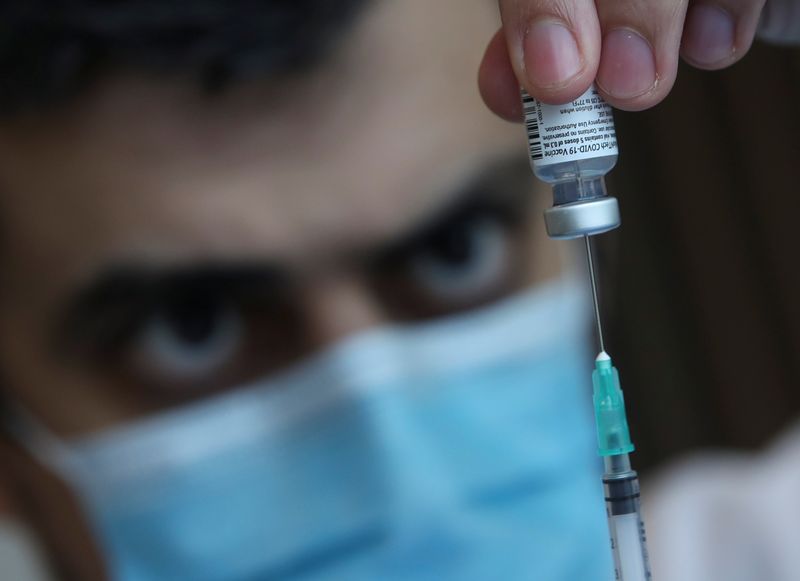 © Reuters. Vaccination with Pfizer-BioNTech coronavirus disease (COVID-19) vaccine of the medical staff, in Brussels