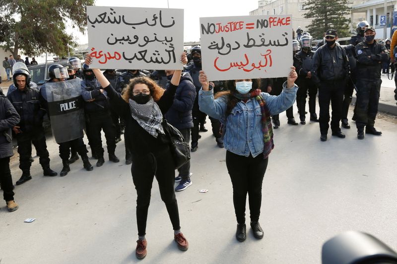 &copy; Reuters. TUNISIE: MANIFESTATION DEVANT LE PARLEMENT À TUNIS