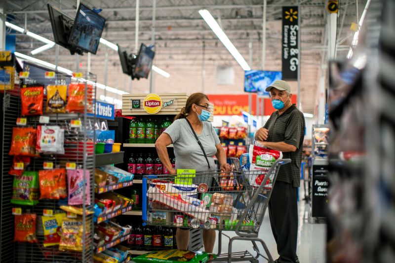 &copy; Reuters. FOTO DE ARCHIVO. Personas compran en una tienda Walmart, en North Brunswick, Nueva Jersey, EEUU