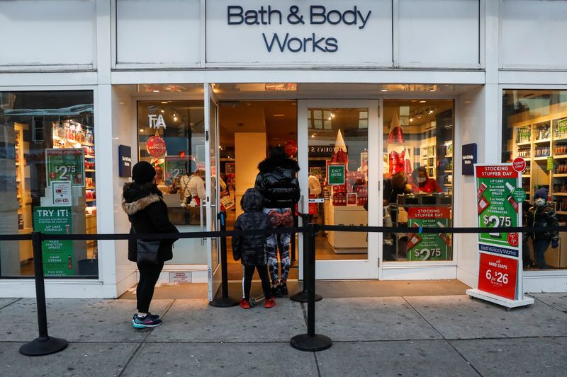 &copy; Reuters. Shoppers wait in line outside a Bath and Body Works retail store, as the global outbreak of the coronavirus disease (COVID-19) continues,  in Brooklyn, New York