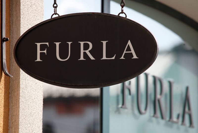 &copy; Reuters. Il logo Furla fuori da un negozio nei pressi di Mosca, in Russia