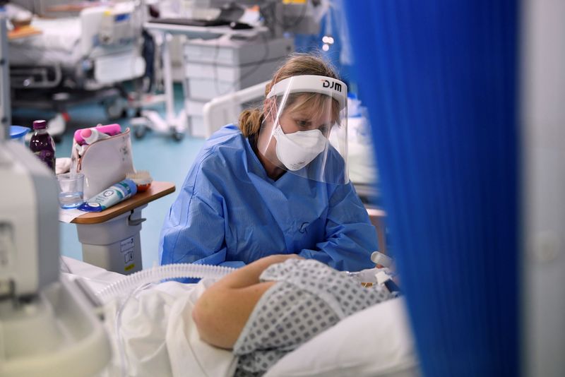 © Reuters. Medical staff treat seriously ill COVID-19 patients at Milton Keynes University Hospital, amid the spread of the coronavirus disease (COVID-19) pandemic, Milton Keynes