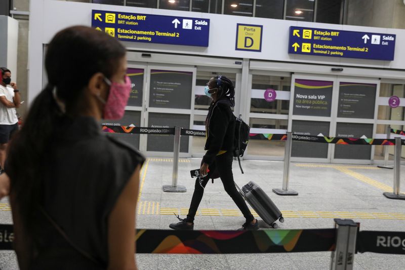 &copy; Reuters. Passageira no aeroporto do Galeão, no Rio de Janeiro