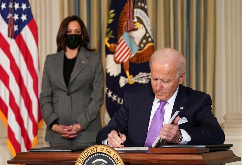 © Reuters. Biden signs executive orders on his racial equity agenda at the White House in Washington