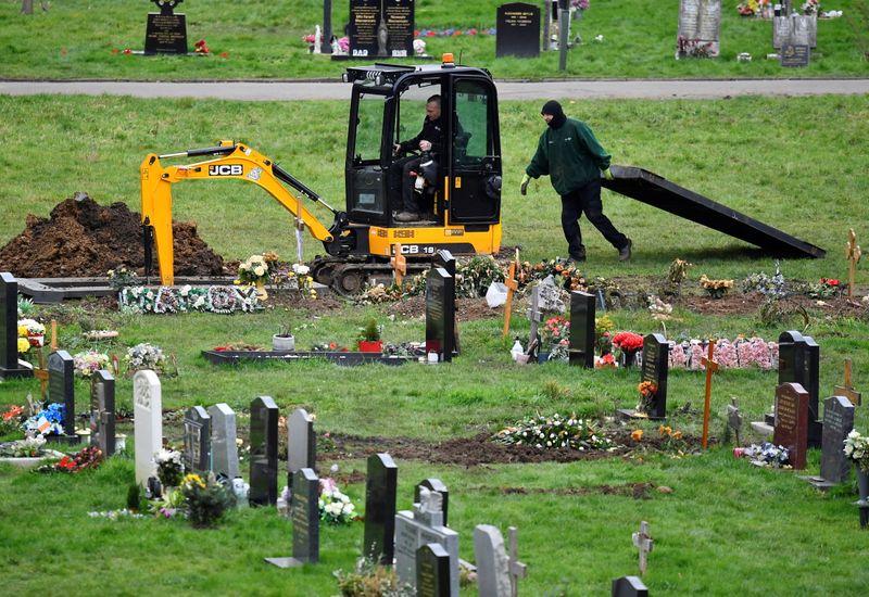 © Reuters. Trabalhadores cavam sepulturas em um cemitério, em meio à propagação da pandemia da doença coronavírus (COVID-19), em Londres, Reino Unido