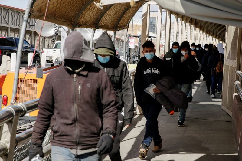 &copy; Reuters. Inmigrantes deportados por EEUU caminan hacia México en el puente fronterizo internacional de Paso del Norte, en una imagen tomada desde Ciudad Juárez, México.