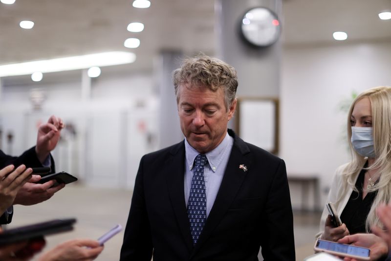 © Reuters. U.S. Senator Paul is trailed by reporters as he arrives to be sworn in for the impeachment trial of former president Trump in the U.S. Capitol in Washington