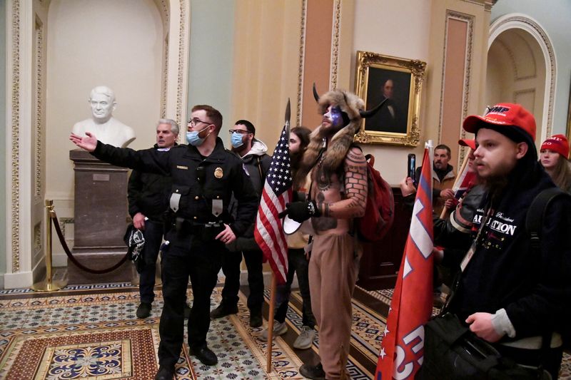 © Reuters. FILE PHOTO: Trump supporters breach the US Capitol