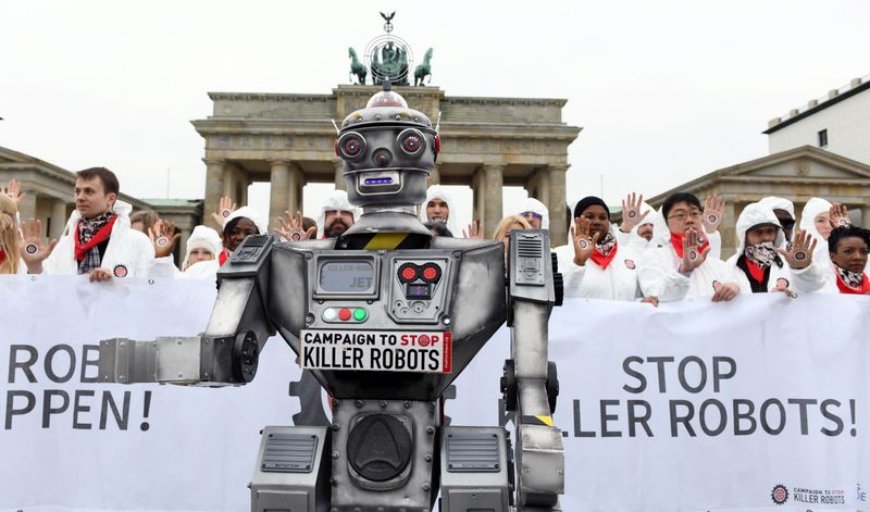 © Reuters. FILE PHOTO: Activists from the Campaign to Stop Killer Robots, a coalition of non-governmental organisations opposing lethal autonomous weapons or so-called 'killer robots', stage a protest at Brandenburg Gate in Berlin